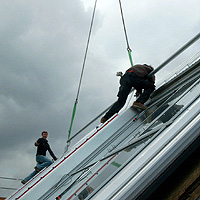 Montage einer Dachbefahranlage für die Glasreinigung
